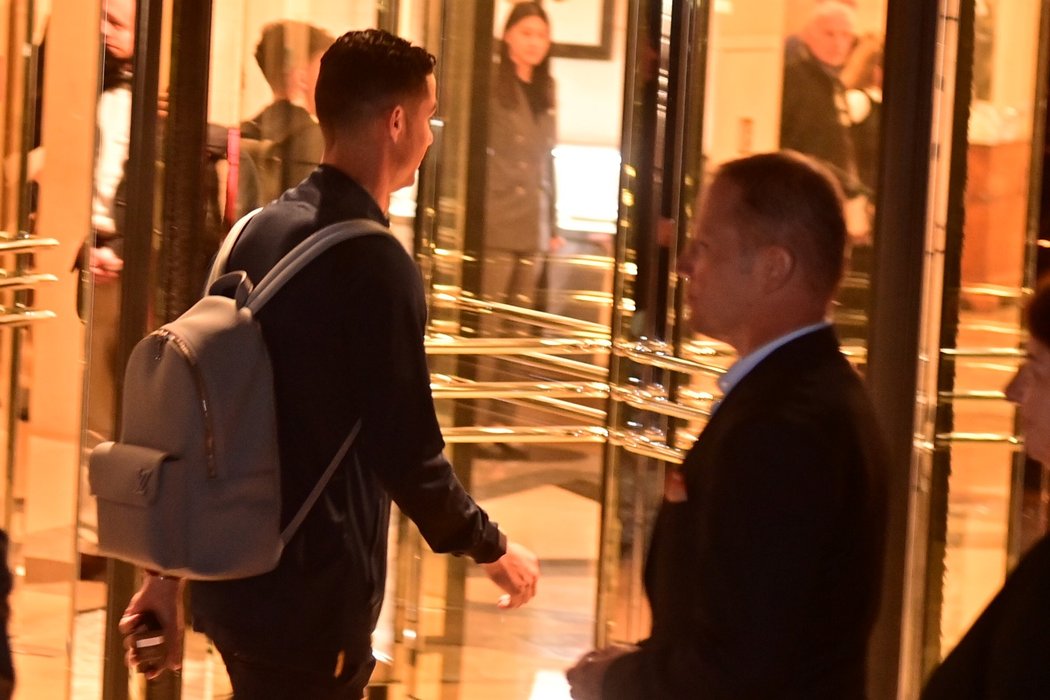 Cristiano Ronaldo při vstupu do hotelu Four Seasons