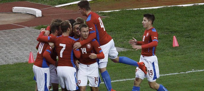 Čeští fotbalisté do 19 let se radují z gólu v kvalifikačním zápase proti Slovinsku