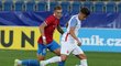 Obránce Sparty a "lvíčat" Patrik Vydra v duelu se slovenskou U21