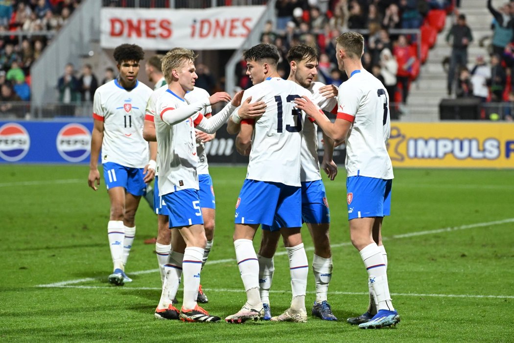 Čeští fotbalisté do 21 let se radují z gólu Denise Halinského proti Severnímu Irsku