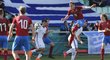 Český stoper David Lischka odehrává míč před domácími Řeky