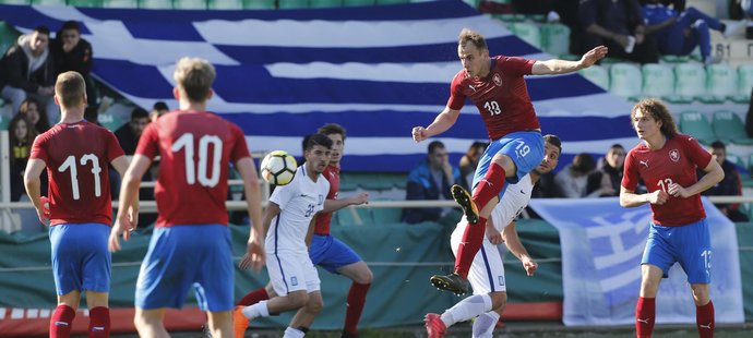 Český stoper David Lischka odehrává míč před domácími Řeky