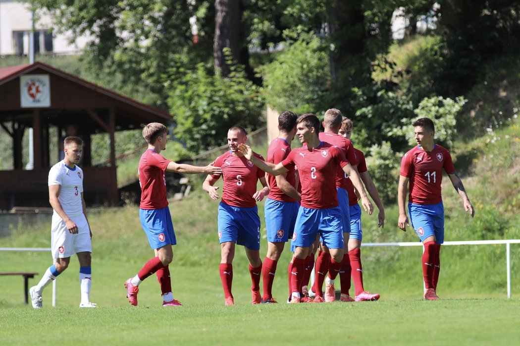 „Červení“ oslavují branku během modelového zápasu reprezentace do jednadvaceti let