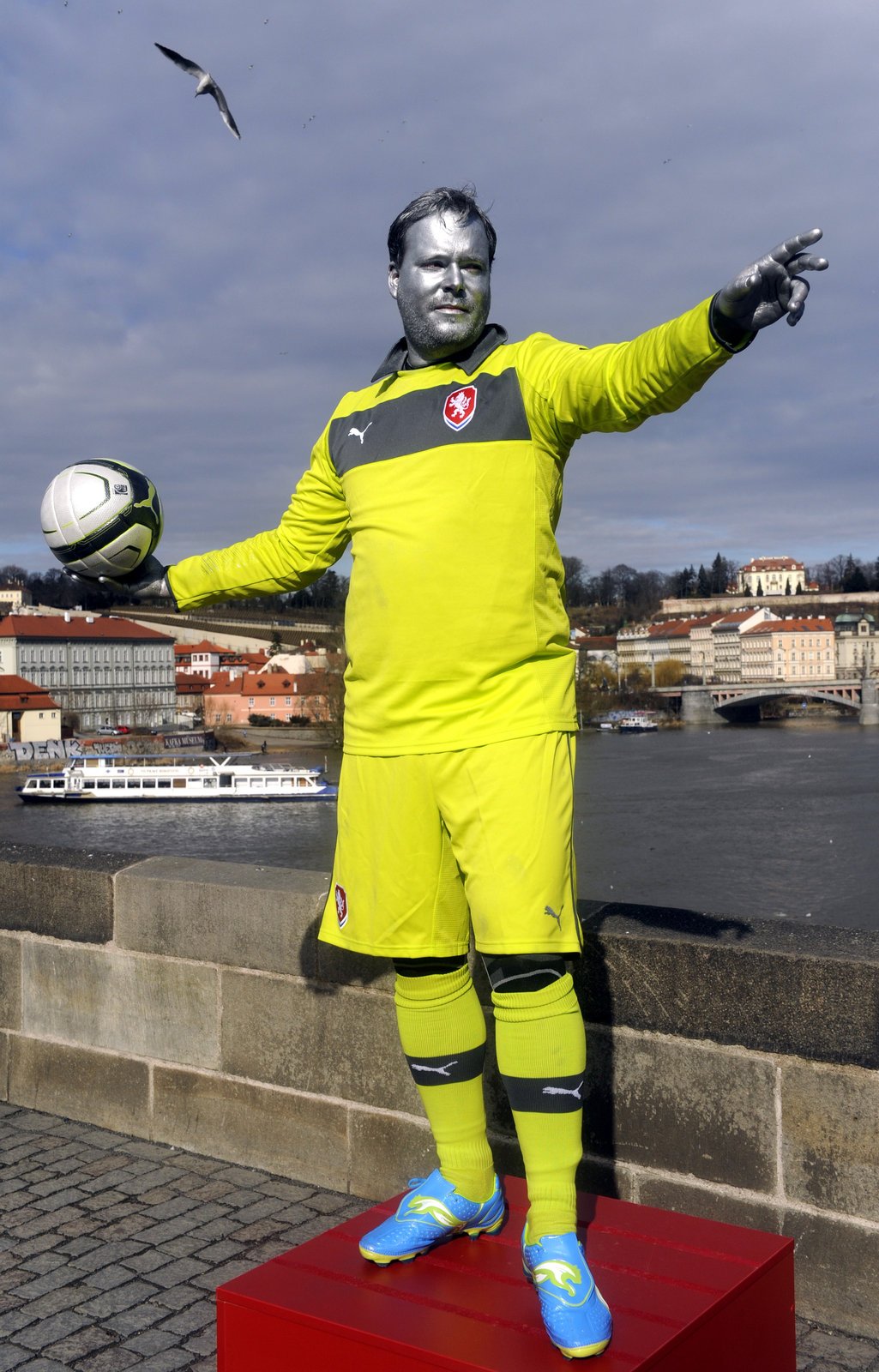 Živá socha na Karlově mostě má na sobě nový dres brankáře české reprezentace