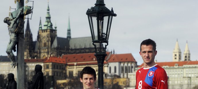 Václav Pilař (vlevo) a Tomáš Pekhart představili na Karlově mostě novou kolekci dresů a vybavení české reprezentace