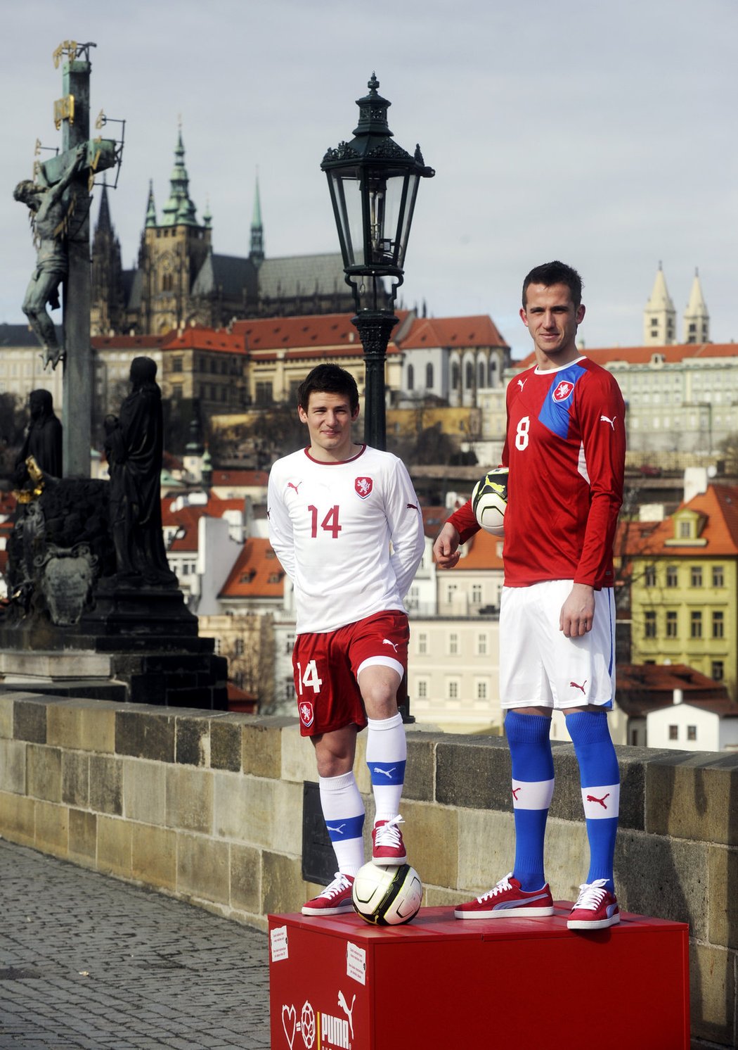 Václav Pilař (vlevo) a Tomáš Pekhart představili na Karlově mostě novou kolekci dresů a vybavení české reprezentace