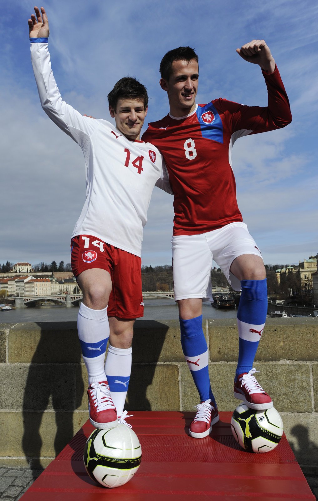 Václav Pilař (vlevo) a Tomáš Pekhart pózují na Karlově mostě