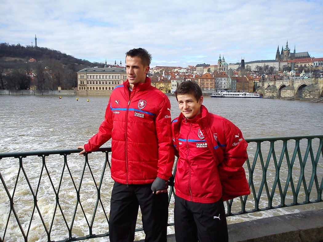 Tomáš Pekhart (vlevo) a Václav Pilař v novém oblečení pro českou fotbalovou reprezentaci pózovali na Karlově mostě