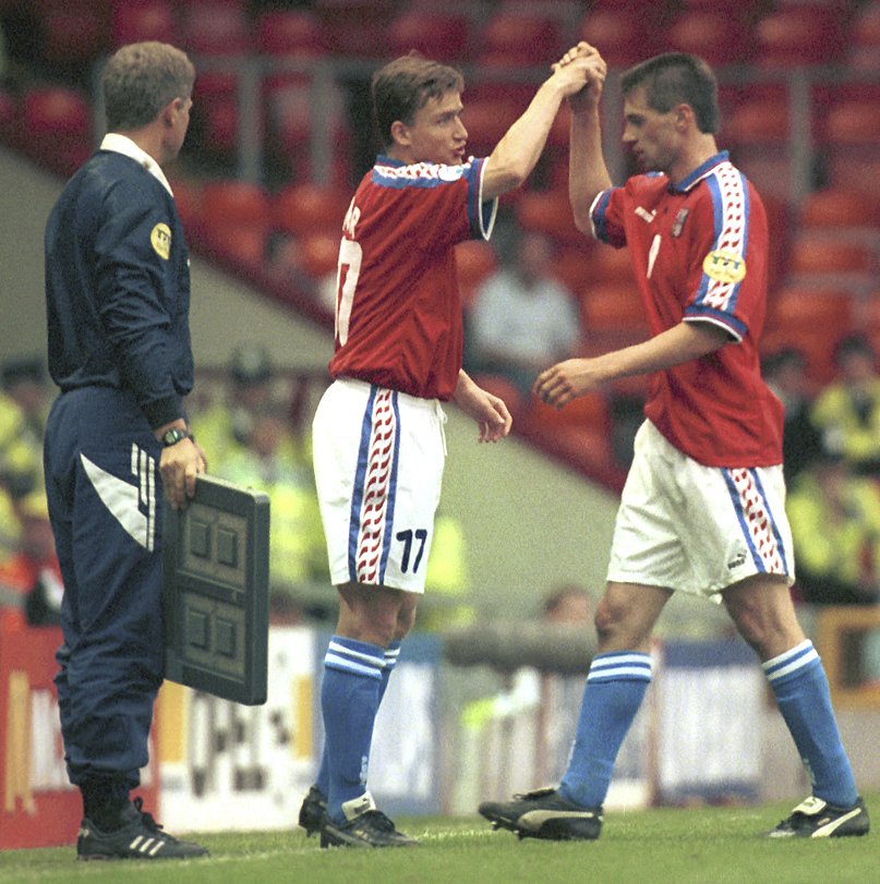Vladimír Šmicer na EURO 1996 střídá Pavla Kuku v zápase s Ruskem, ve kterém pak vystřelil postupovou remízu