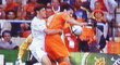 Tomáš Ujfaluši stahuje Van Nistelrooije v legendárním zápase Česko - Nizozemsko na EURO 2004. Penalta z toho tenkrát nebyla...
