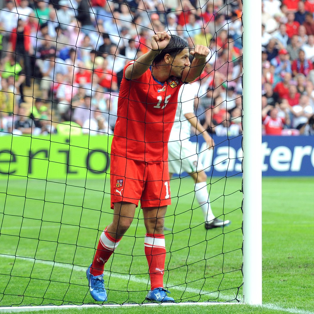 Milan Baroš chycený v síti... Češi prohráli na EURO 2008 s Portugalskem 1:3