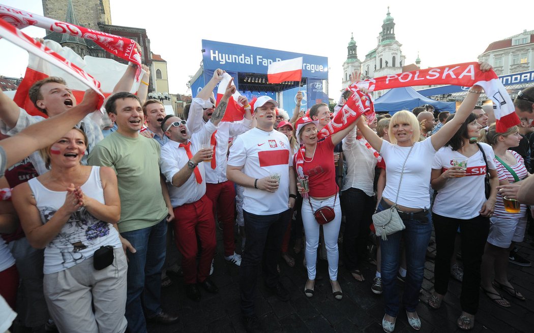 Objevilo se i plno skupinek polských fanoušků.