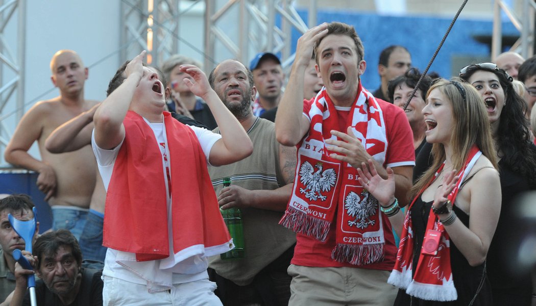 Reakce fanoušků Polska po zmařené šanci.