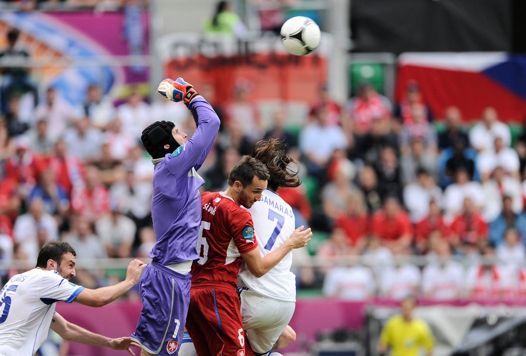 Petr Čech vyráží centr před Řekem Giorgosem Samarasem, před ním ještě skáče Tomáš Sivok