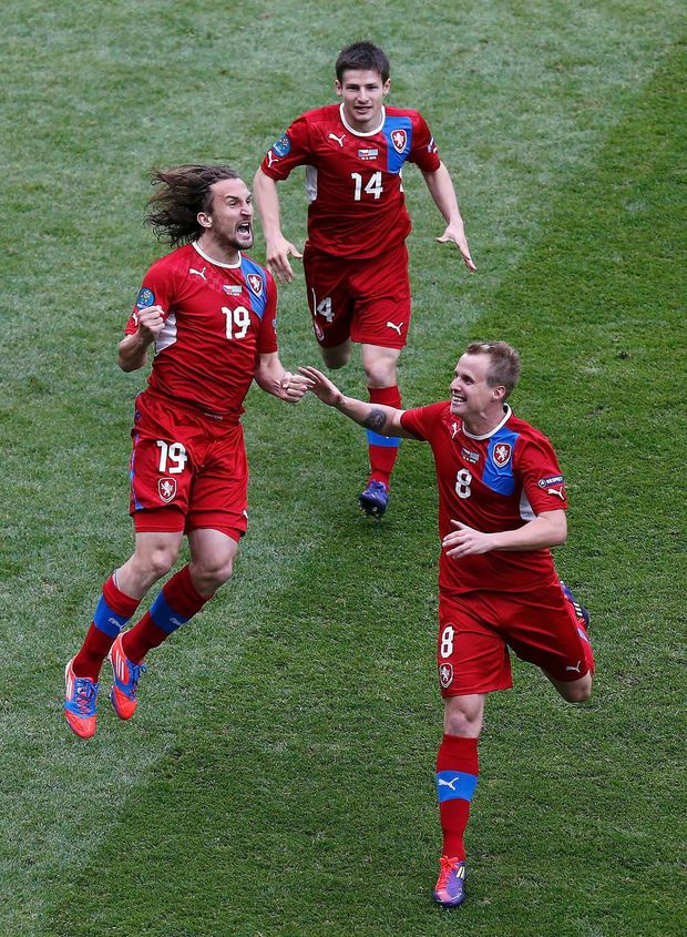 David Limberský (vpravo) a Václav Pilař se vrhají na autora prvního gólu Petra Jiráčka David Limberský (vpravo) a Václav Pilař se vrhají na autora prvního gólu Petra Jiráčka