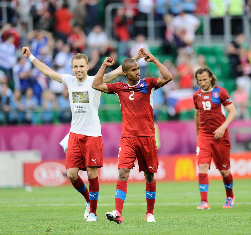 Radost českých fotbalistů po výhře nad Řeckem: vedle Thea Gebre Selassieho Michal Kadlec, který si tričkem připomněl památku zesnulého Lukáše Přibyla