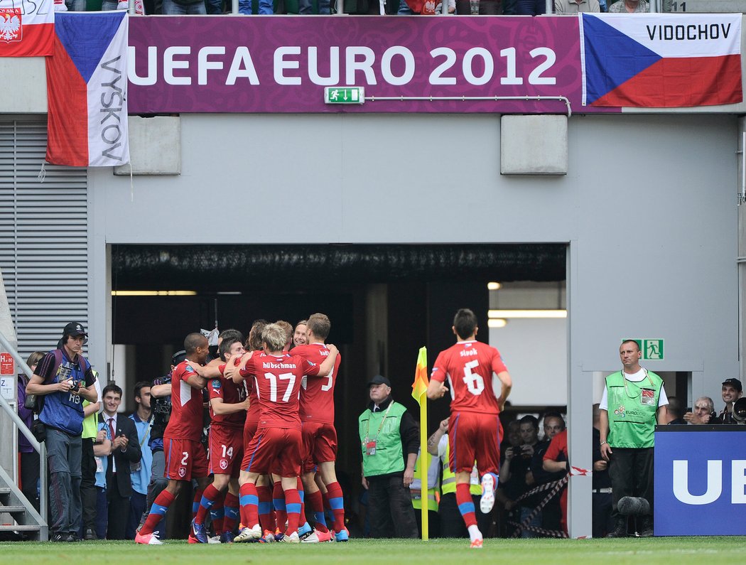 Čeští fotbalisté se radují ze druhého gólu proti Řecku