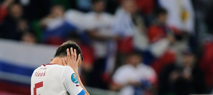Tomáš Sivok se drží za hlavu po výprasku s Ruskem v úvodním zápase EURO