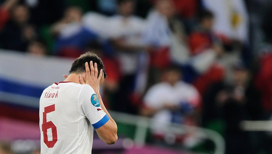 Tomáš Sivok se drží za hlavu po výprasku s Ruskem v úvodním zápase EURO
