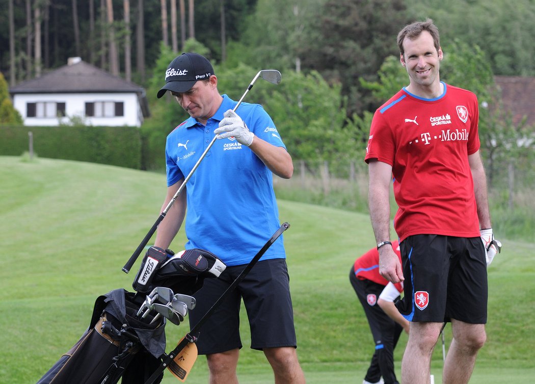 Petr Čech a Vladimír Šmicer (vlevo) na golfu