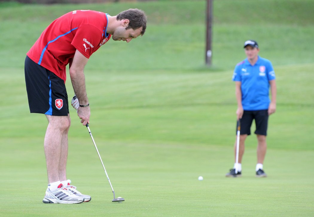 Petr Čech patuje, pozoruje ho golfový parťák Vladimír Šmicer