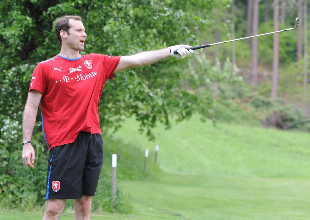 Támhle jsem to trefil, jakoby ukazoval Petr Čech při partičce golfu