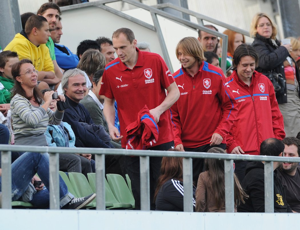 Jaroslav Drobný, Jaroslav Plašil a Tomáš Rosický jdou sledovat na tribunu přátelský zápas se štýrskými amatéry