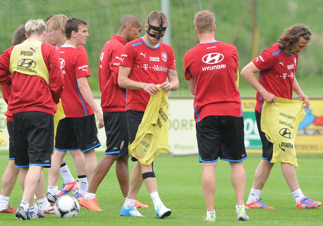 Michal Kadlec (uprostřed) se mezi spoluhráči chystá na tréninkový duel