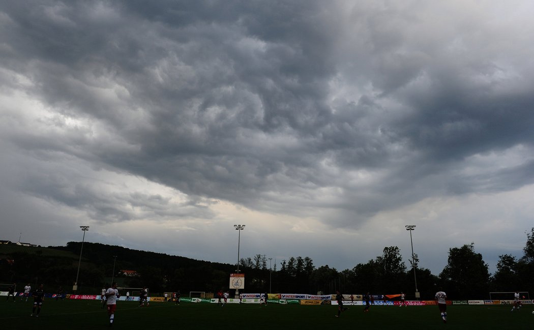 Počasí fotbalistům v Rakousku zatím příliš nepřeje