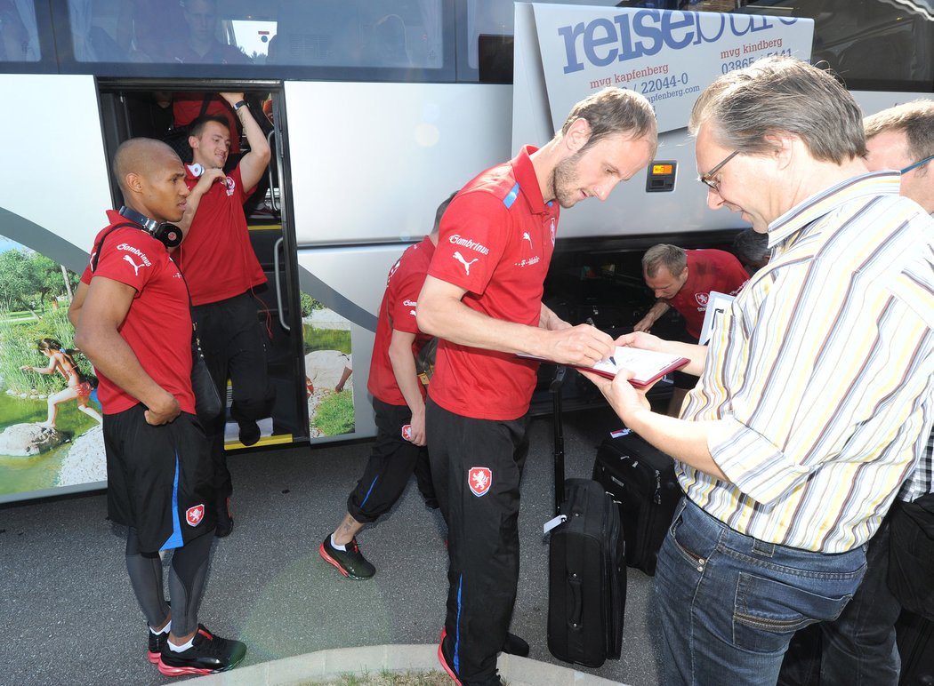 Čeští fotbaloví reprezentanti se podepisují fanouškům po příjezdu do Rakouska