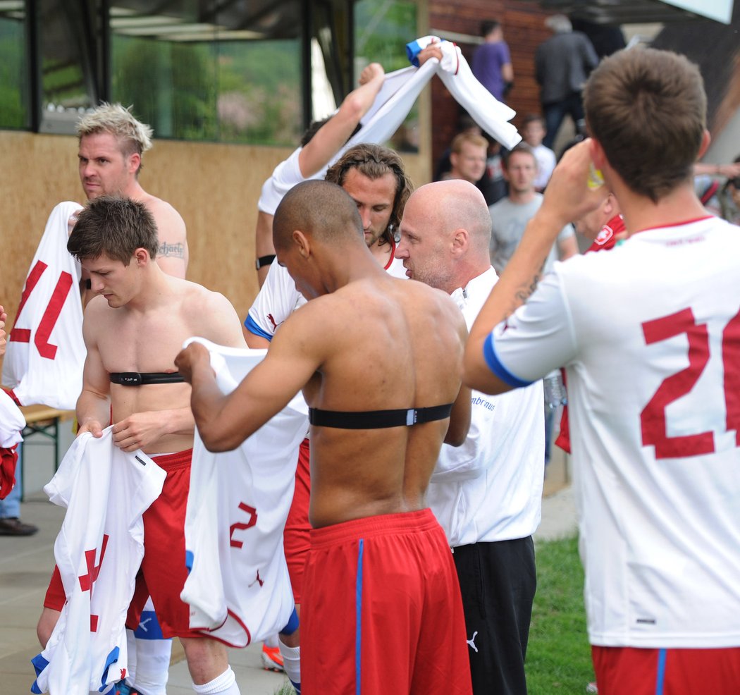 Václav Pilař a Theo Gebre Selassie se převlékají do zápasových dresů, na tělech mají stále připnuté sporttestery