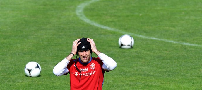 Brankář Petr Čech si nasazuje svoji helmu před tréninkem