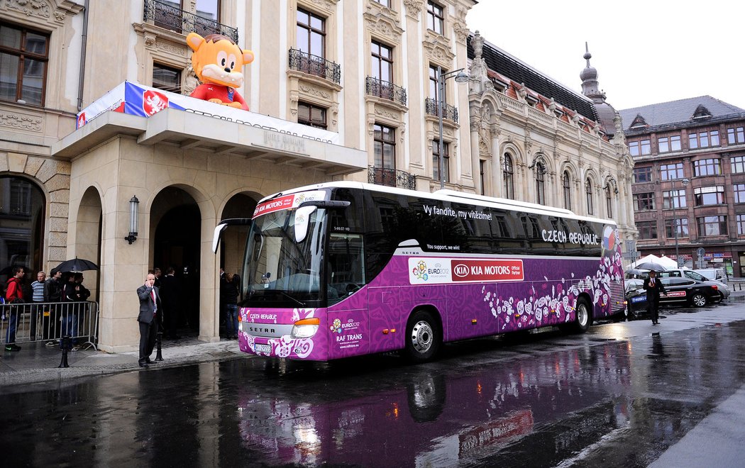 Čeští fotbalisté právě dorazili do hotelu Monopol