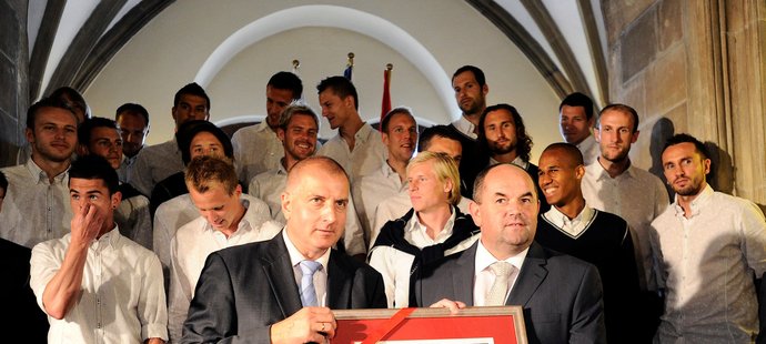 Týmové foto na wroclawské radnici, vpředu Miroslav Pelta se starostou Rafałem Dutkiewiczem