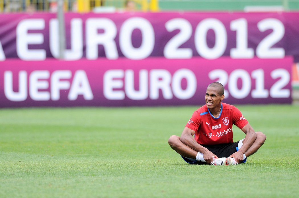 Theo Gebre Selassie se protahuje při prvním tréninku v dějišti mistrovství Evropy