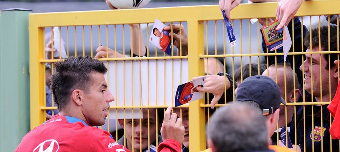 Milan Baroš se podepisuje fanouškům po prvním českém tréninku ve Wroclawi