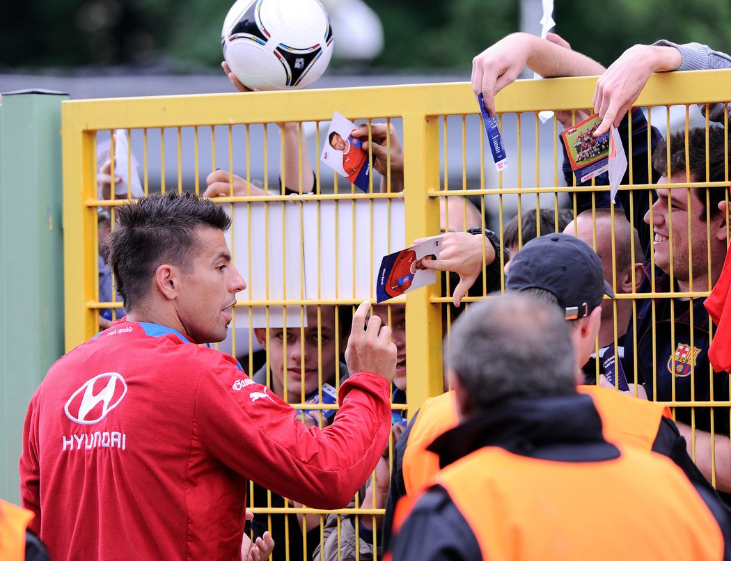 Milan Baroš se podepisuje fanouškům po prvním českém tréninku ve Wroclawi