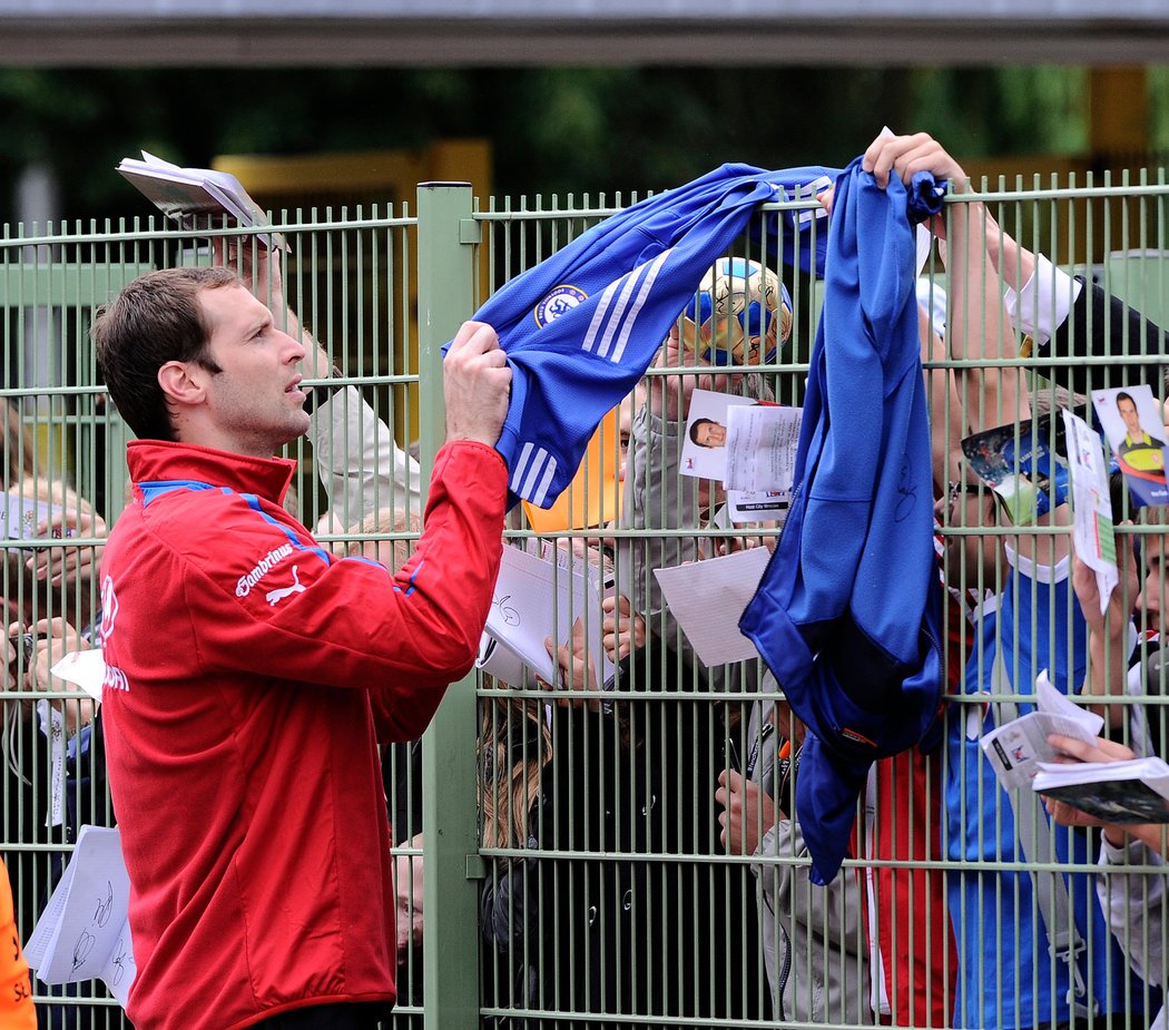 Petr Čech byl pro lovce autogramů největším pokladem, fanoušci si donesli i rekvizity z Chelsea