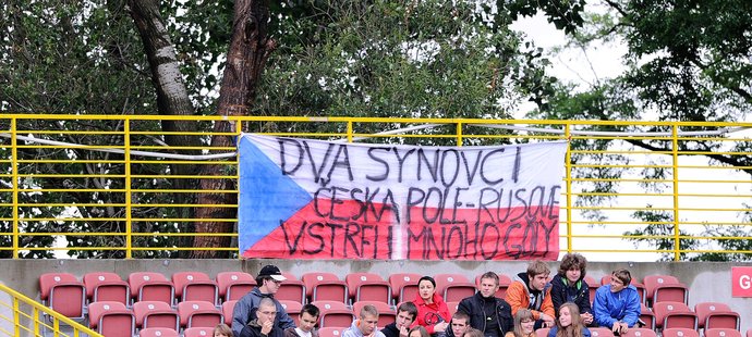 Na první český trénink dorazily tisíce fanoušků, objevily se i české vlajky