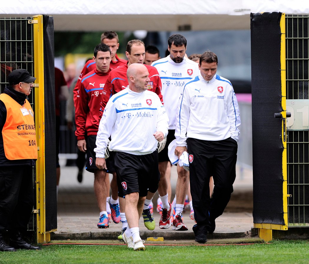 Michal Bílek přivádí své svěřence na tréninkové hřiště ve Wroclawi