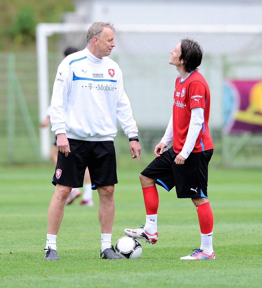 Tomáš Rosický se baví s trenérem brankářů Janem Stejskalem