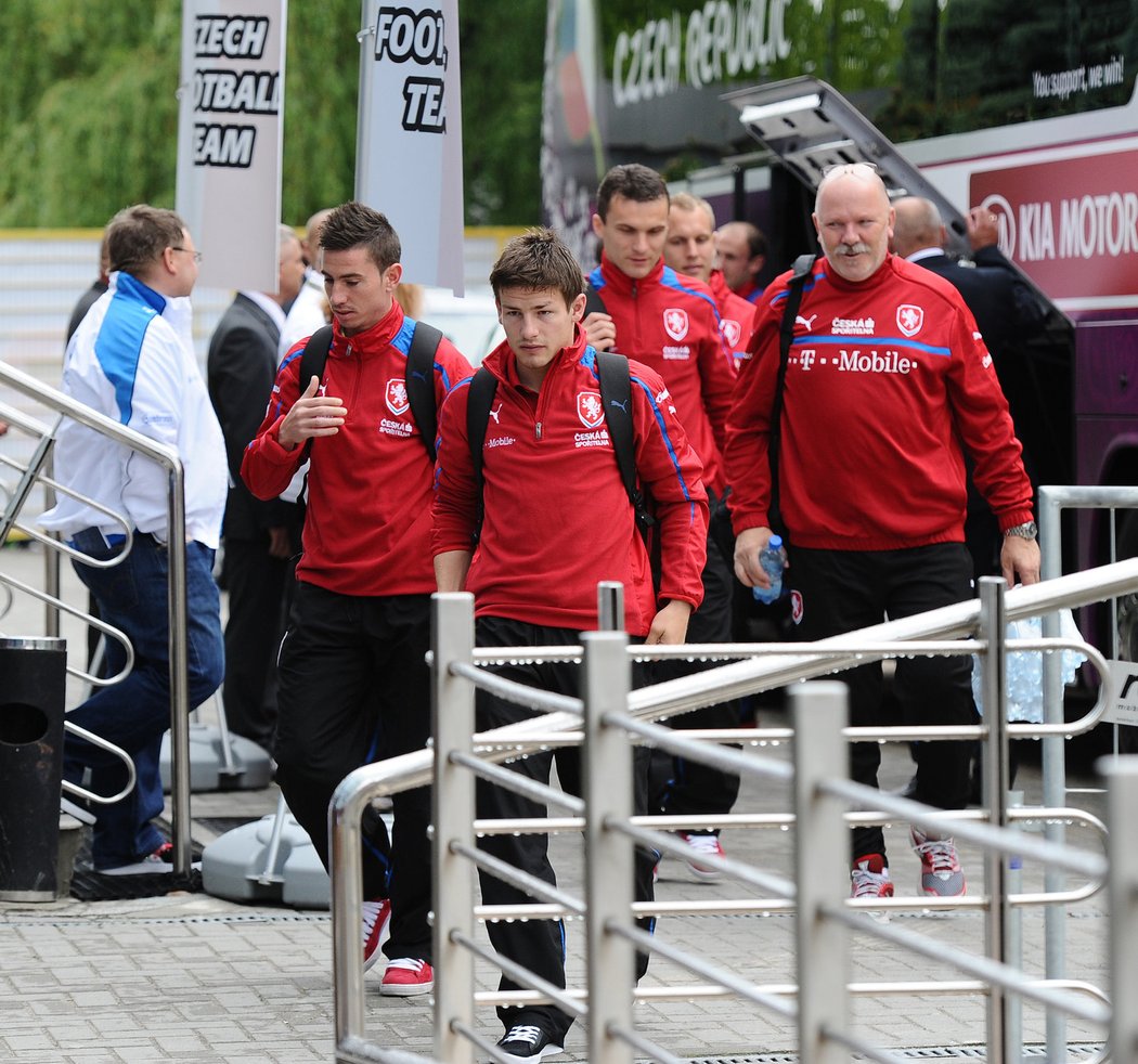 Čeští fotbalisté dorazili na první trénink v dějišti mistrovství Evropy, v čele skupinky Václav Pilař