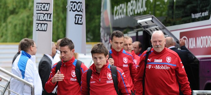 Čeští fotbalisté dorazili na první trénink v dějišti mistrovství Evropy, v čele skupinky Václav Pilař