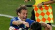 Autor rozhodující penalty Alessandro Diamanti skáče do náruče italského brankáře Gianluigi Buffona