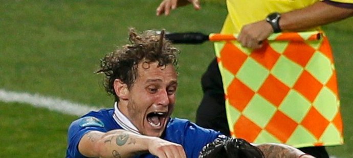 Autor rozhodující penalty Alessandro Diamanti skáče do náruče italského brankáře Gianluigi Buffona