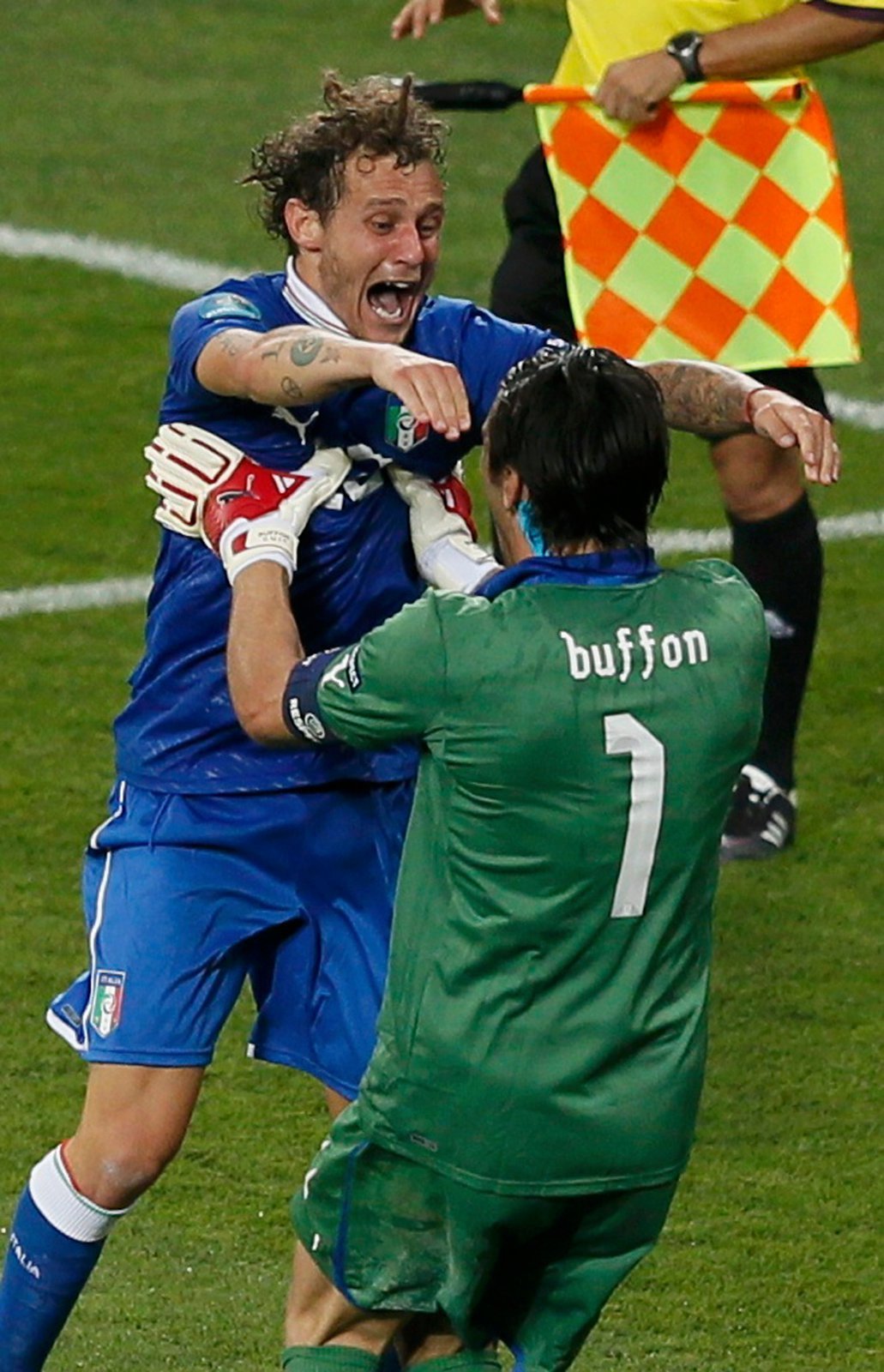Autor rozhodující penalty Alessandro Diamanti skáče do náruče italského brankáře Gianluigi Buffona