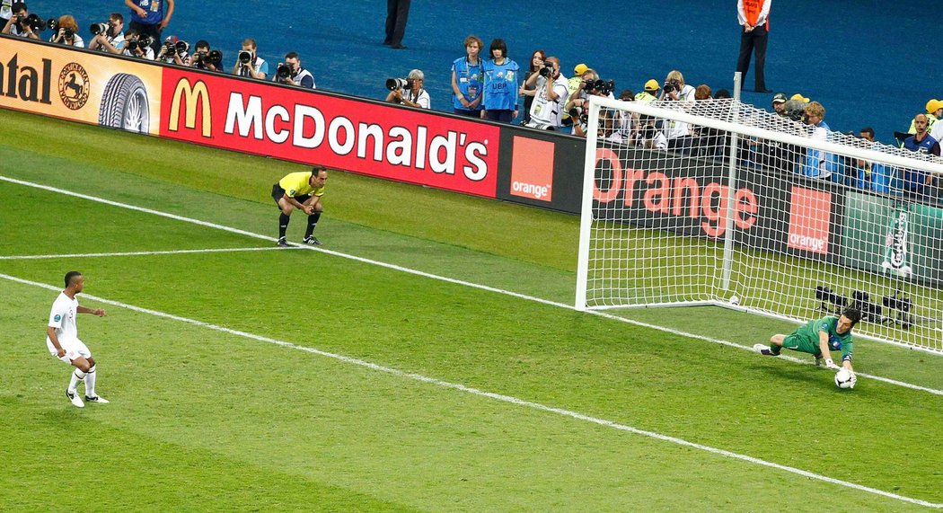 Italský brankář Gianluigi Buffon likviduje penaltu Ashleyho Colea ve čtvrtfinále EURO 2012