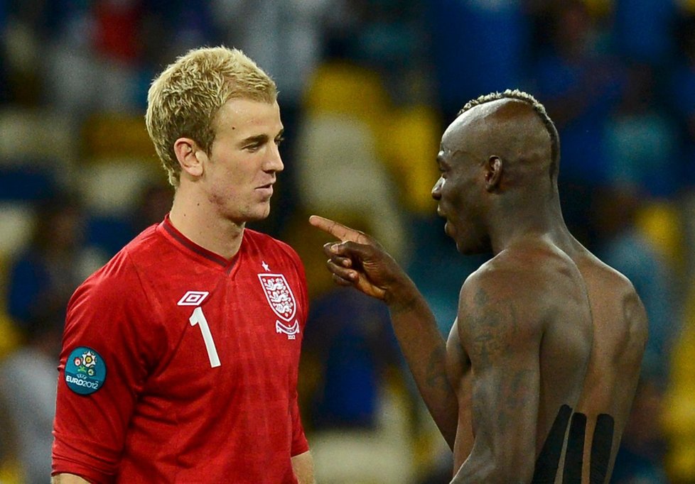 Mario Balotelli si něco vyříkává s anglickým brankářem Joe Hartem po vyhraném čtvrtfinále EURO 2012