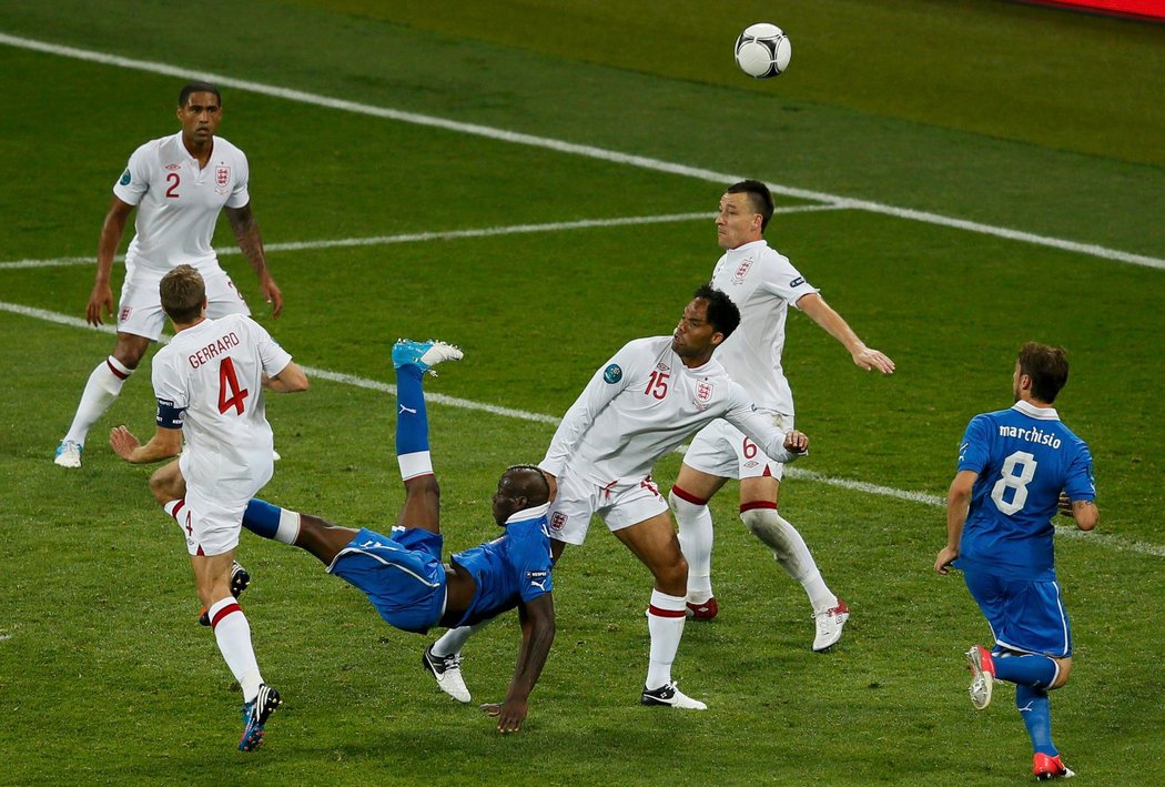 Nůžky Maria Balotelliho v obklíčení čtyř anglických obránců ve čtvrtfinále EURO 2012