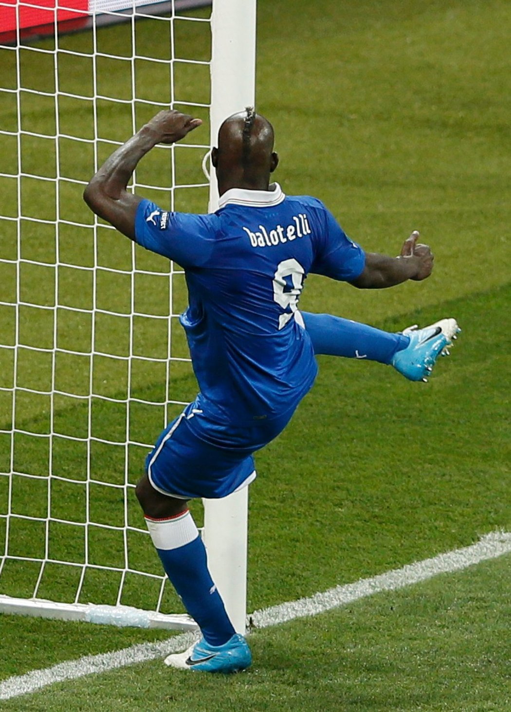 Naštvaný Mario Balotelli po neproměněné šanci nakopl tyčku anglické branky